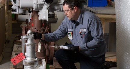 un employee de contro valve qui inspecte une valve